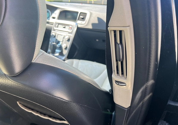 Volvo V60 cena 28900 przebieg: 299200, rok produkcji 2011 z Żnin małe 742